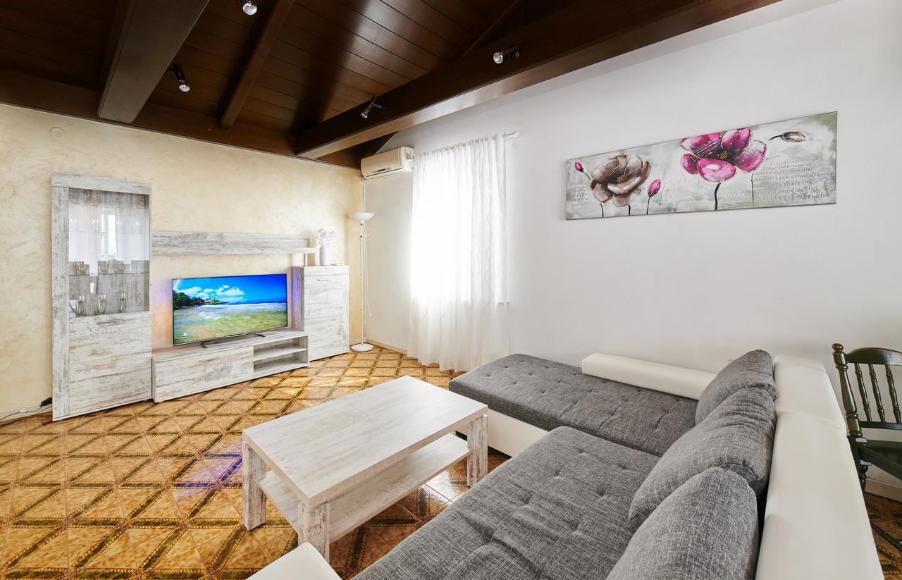 Apartments Gvarda Умаг Экстерьер фото